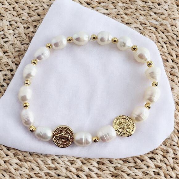St Benito bracelet made of freshwater pearls and gold plated beads - Picture 2 of 5